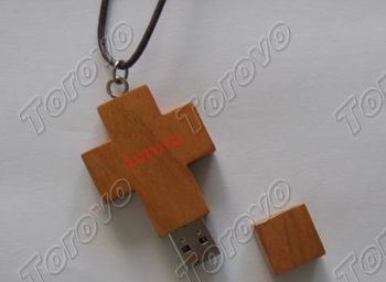 楓木十字架U盤由深圳專業U盤生產廠家生產，量大從優