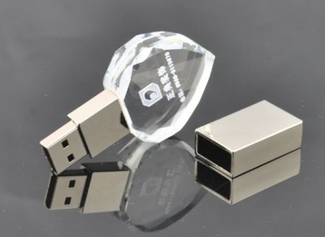 正益通公司是深圳最大U盤廠之一,具有良好的生產(chǎn)體系。 水晶燈U盤 鐳射雕刻logo發(fā)光U盤