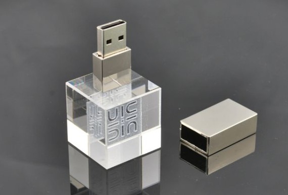 暢銷水晶彩燈U盤led水晶U盤系列,這款U盤深圳正益通實(shí)業(yè) 暢銷水晶彩燈U盤led水晶U盤系列