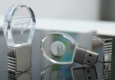 深圳正益通U盤公司定制水晶內(nèi)雕刻logo并且能發(fā)光是這款 最熱銷類似LED燈泡的水晶U盤采購