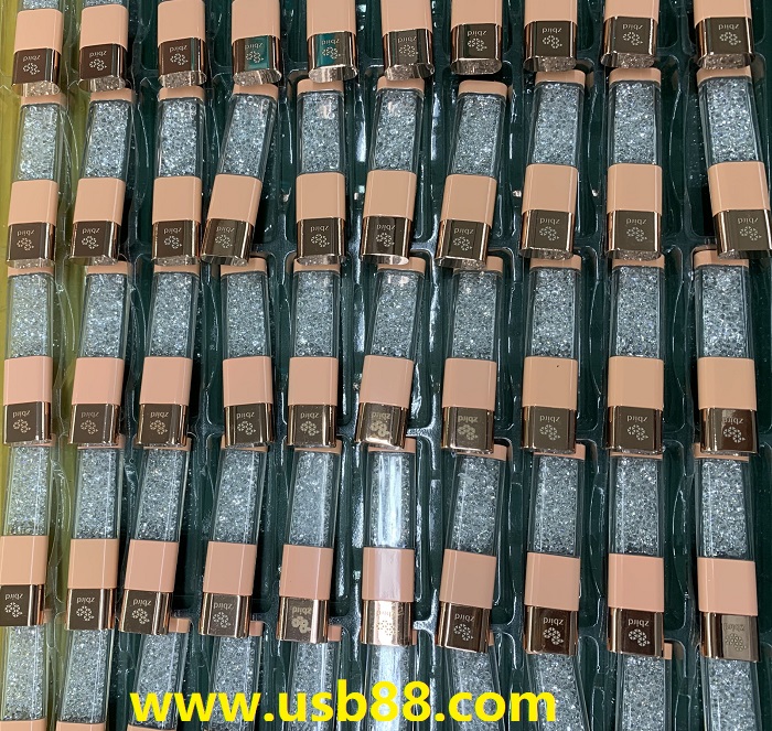 全塑料U盤，內(nèi)置水晶亮彩顆粒